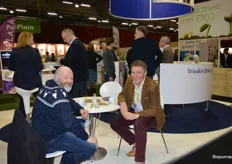 Frank van Drommelen (rechts) is namens Triodos Bank in gesprek met Jansen Ekovlees. "Er is steeds meer beweging naar biologisch op de vleesmarkt", aldus Frank.